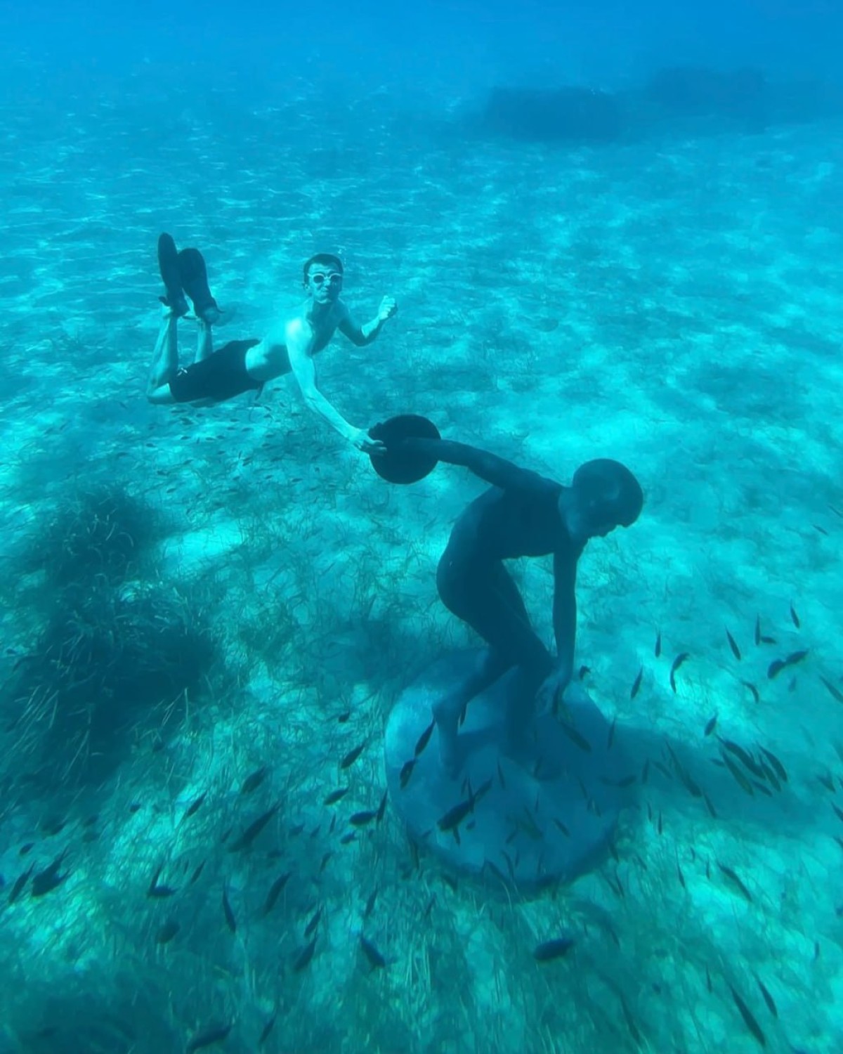 Суретші мүсін тасталған жердің нақты орнын айтпай отыр, себебі әрекеті заңсыз екен.