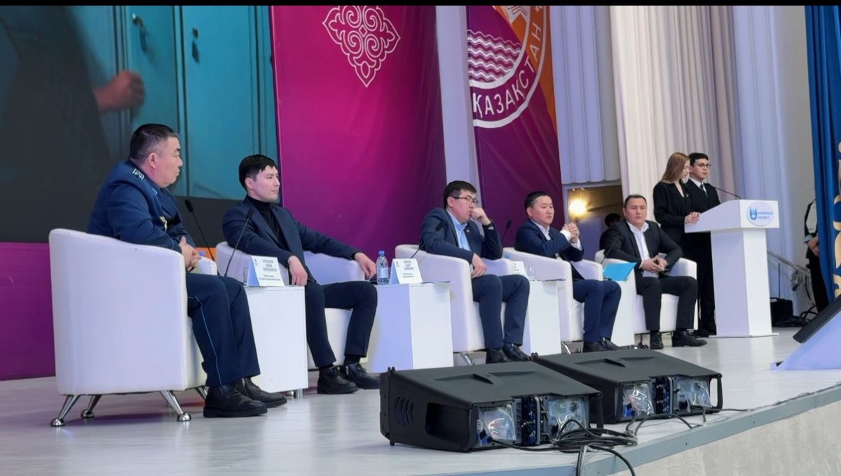 Студенттер мен олардың кураторлары облыс прокурорларына, Өскемен қаласы Полиция басқармасының басшысына және қала әкімінің орынбасарына өздерін толғандырған мәселелер бойынша белсенді сұрақтар қойды.