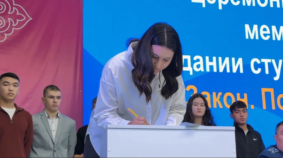 Студенттер мен олардың кураторлары облыс прокурорларына, Өскемен қаласы Полиция басқармасының басшысына және қала әкімінің орынбасарына өздерін толғандырған мәселелер бойынша белсенді сұрақтар қойды.