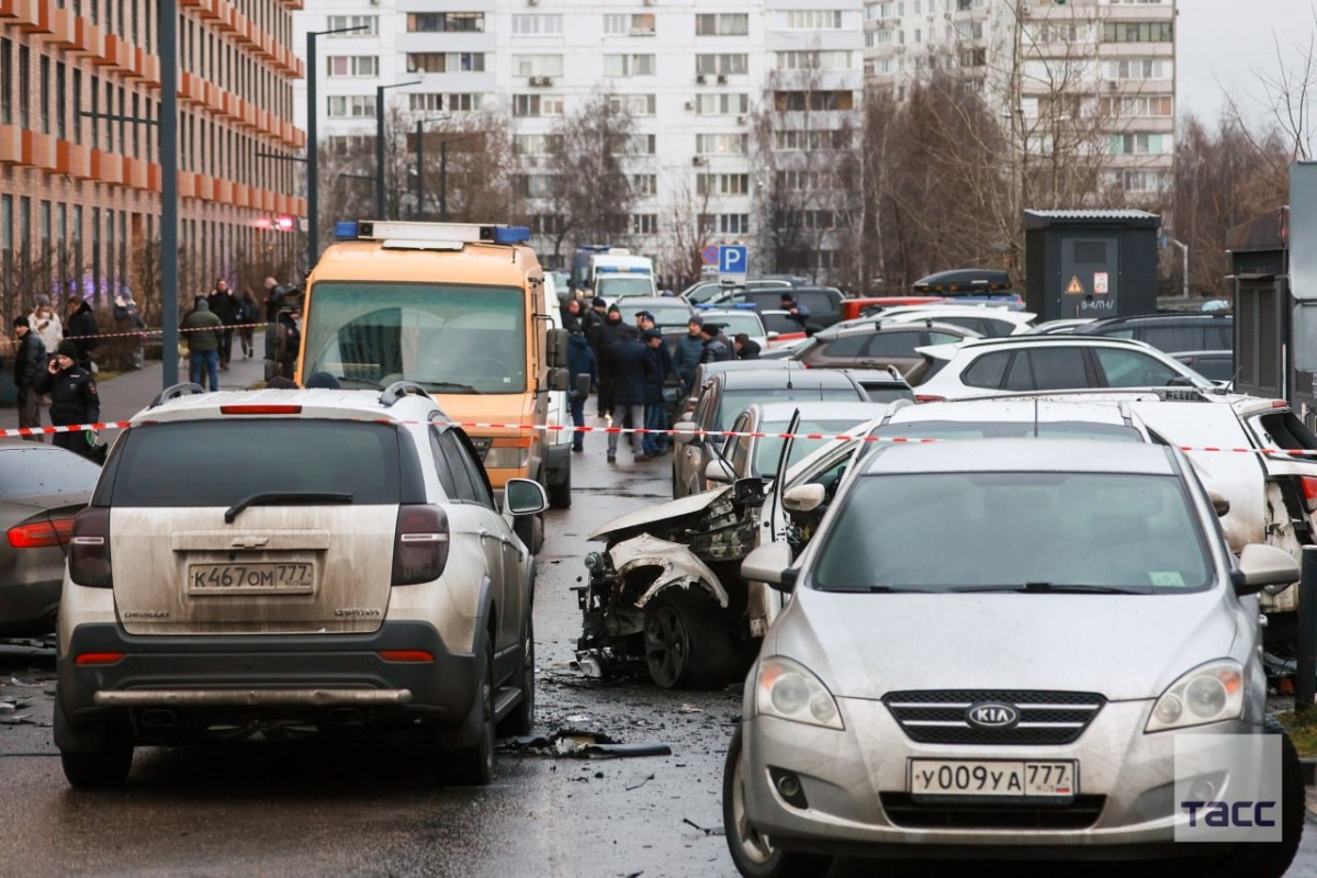 Baza таратқан ақпаратқа сәйкес, Kia Sorento маркалы автокөлік тұрақтан бірнеше метр ғана жүрген кезде жарылған. «112» арнасының хабарлауынша, жүргізуші көліктің ішінде қамалып қалып, салоннан шыға алмаған.