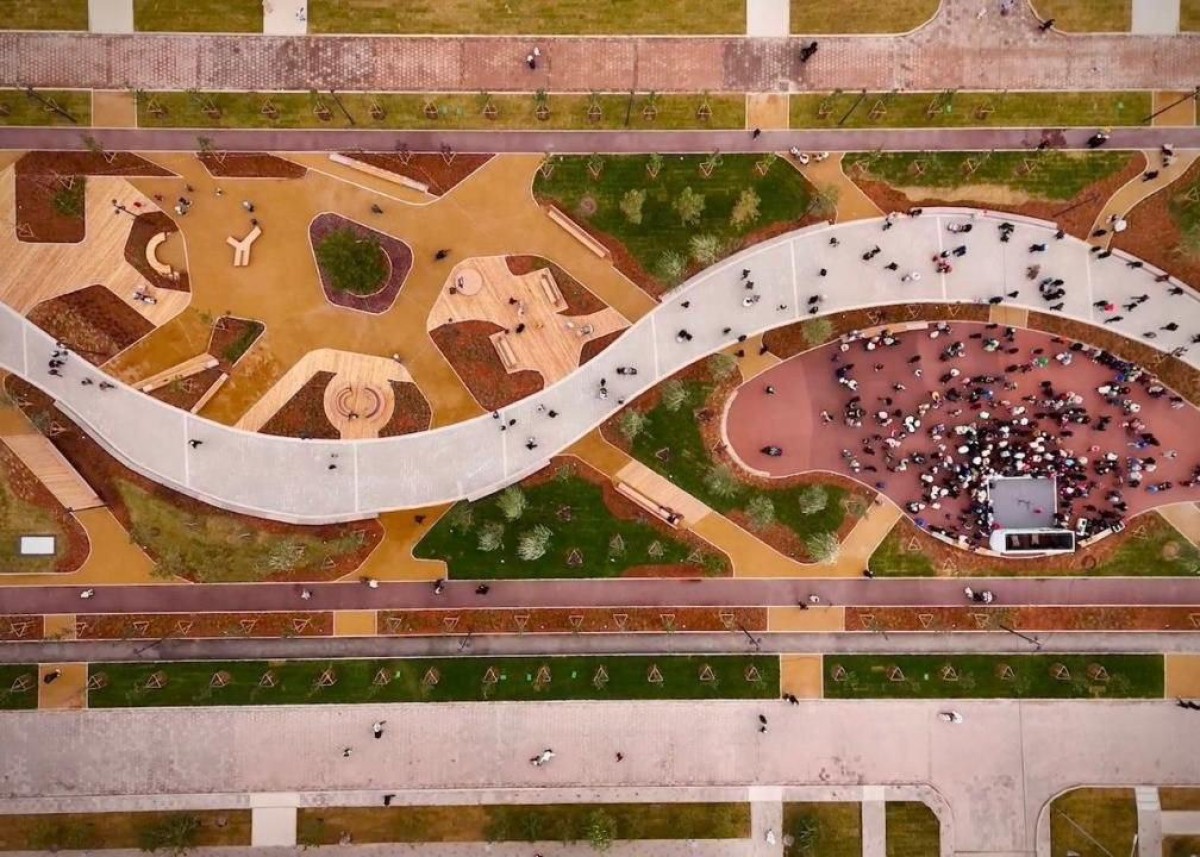 Жобаның бірінші кезеңі – Әнет баба көшесінен Күлтегін көшесіне дейінгі аумақ толық аяқталған. Мұнда тоғандар жүйесі жасалып, ірі ағаштар отырғызылып, ойын және спорт алаңдары абаттандырылған.