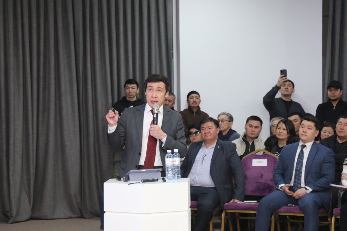 Көлік жүйесін дамыту да Бас жоспардың негізгі бағыттарының бірі болып отыр. Құжатта қоғамдық көлікті басымдықпен дамыту көзделіп, метро желісін кеңейту, LRT-ның алғашқы желісін іске қосу, BRT жүйесін дамыту және қоғамдық көлікке арналған арнайы жолақтар санын арттыру жоспарланған.