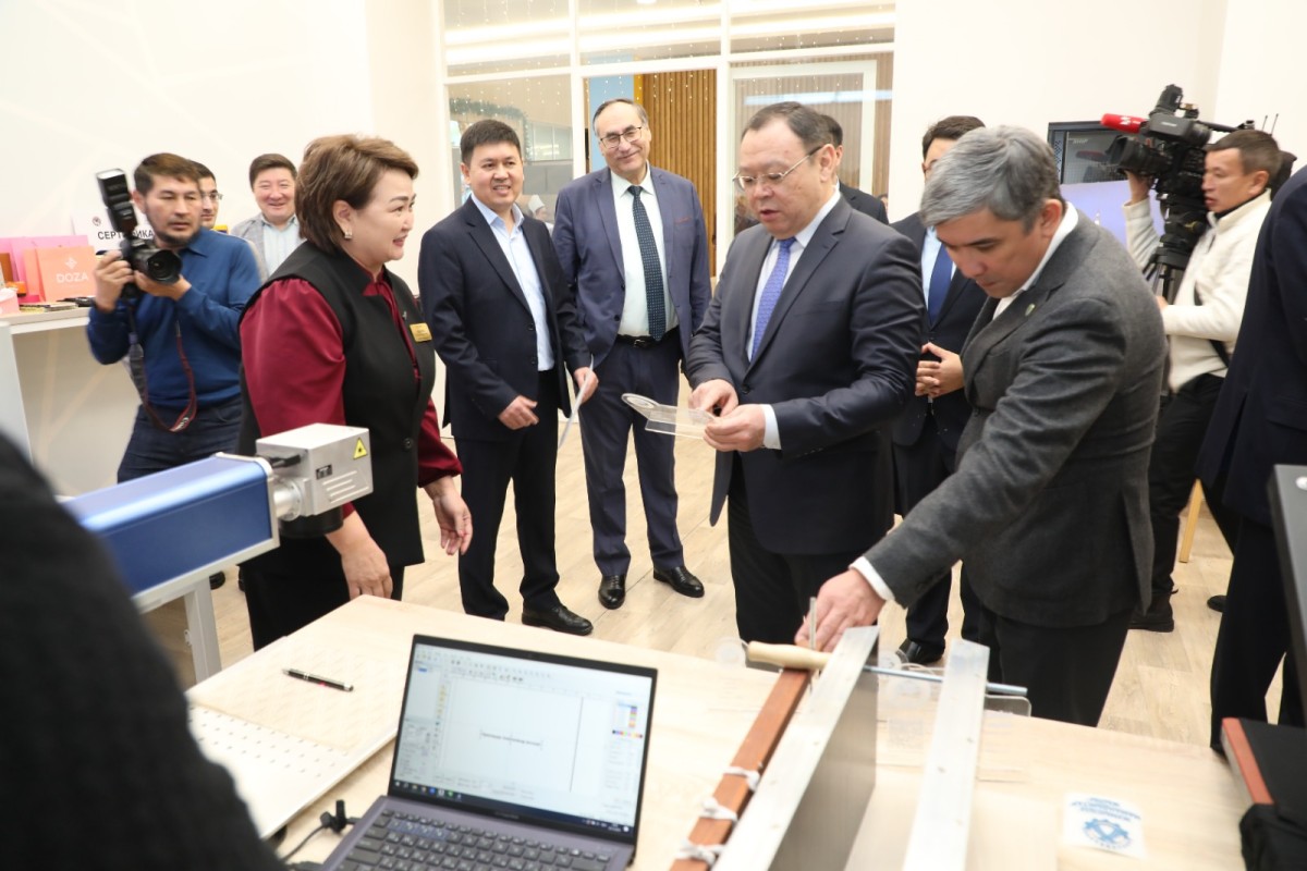 Алматы әкімінің орынбасары Абзал Нүкенов қала экономикасының күрделене түсуіне байланысты еңбек нарығына сай білікті кадр даярлау маңызды екенін атап өтті.