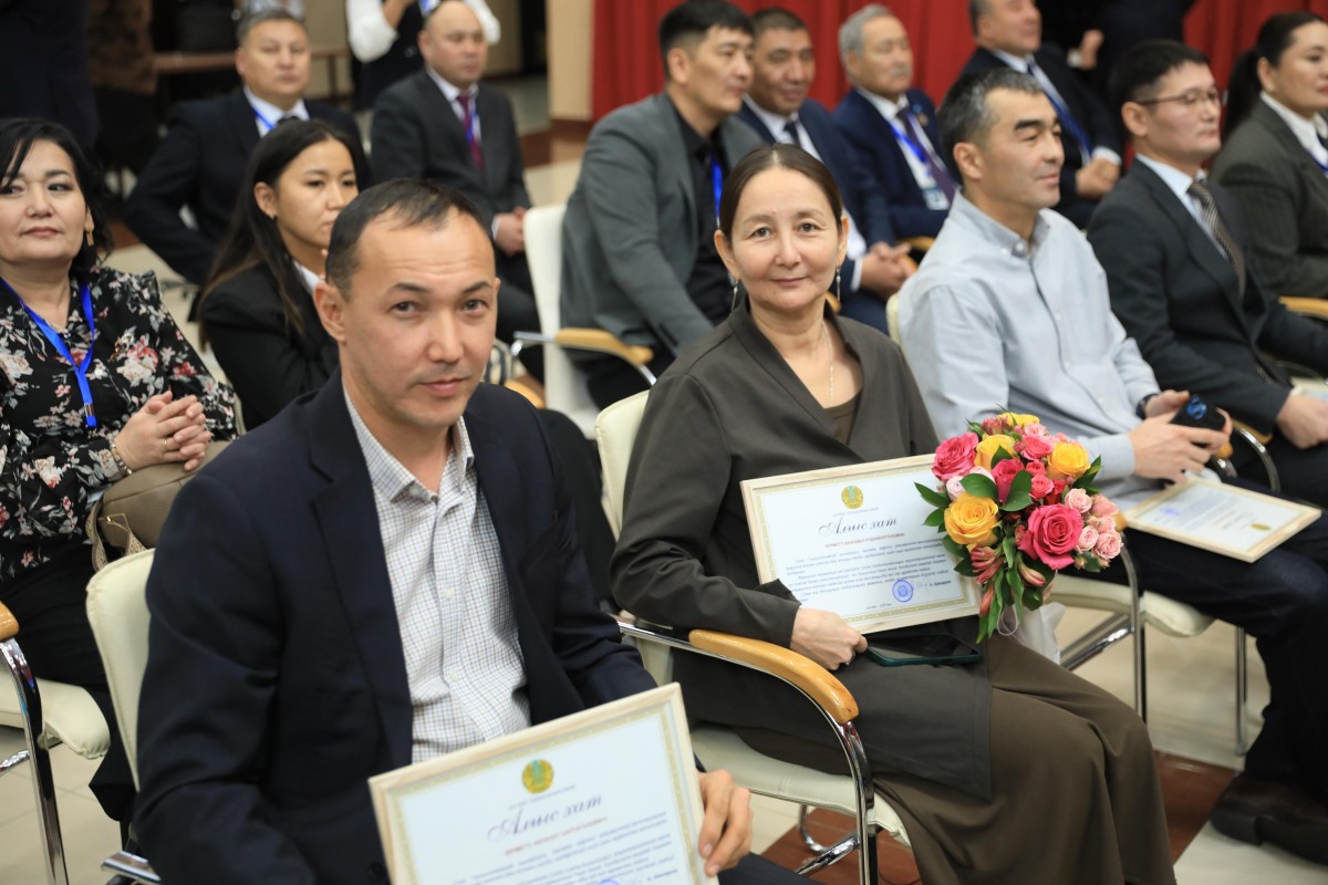 Марапаттау барысында өңірдің әлеуметтік-экономикалық дамуына және кәсіптік-техникалық білім беруге үлес қосқан еңбек адамдары облыс әкімінің Алғыс хатымен марапатталды. Сондай-ақ білім беру саласының үздік өкілдеріне «Ыбырай Алтынсарин атындағы» төсбелгі, Оқу-ағарту министрлігінің Құрмет грамоталары мен Алғыс хаттары табысталды.