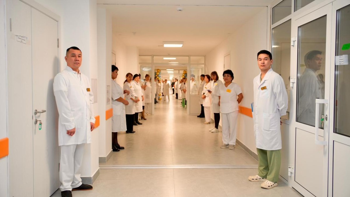 Жалпы ауданы 40 мың шаршы метрден асатын үш қабатты ғимарат қажетті медициналық құрал-жабдықтармен толық жабдықталған.