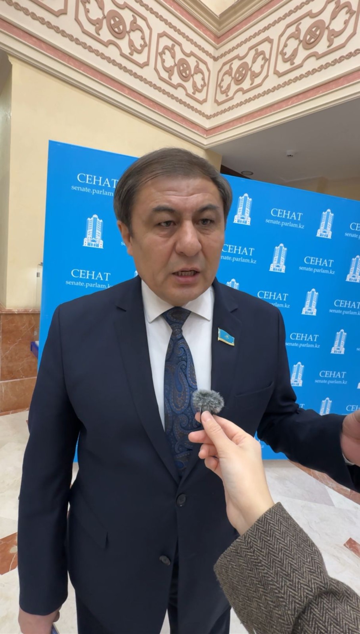 Сенатор Ғалиасқар Сарыбаев Президент бастаған реформаның негізгі бағыттарына тоқталып, Қазақстанның экономикалық әлеуетін арттырудағы білім мен көлік-логистика саласының маңызын атап өтті.