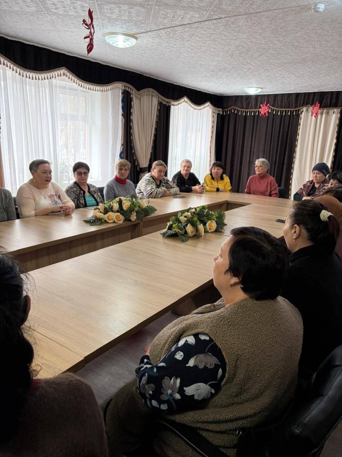 Бұл жолы коалиция мүшелері қалалық «Қоғамдық келісім» мекемесінің ұжымымен жүздесіп, алдағы конституциялық реформалардың мән-жайын егжей-тегжейлі талқылады.