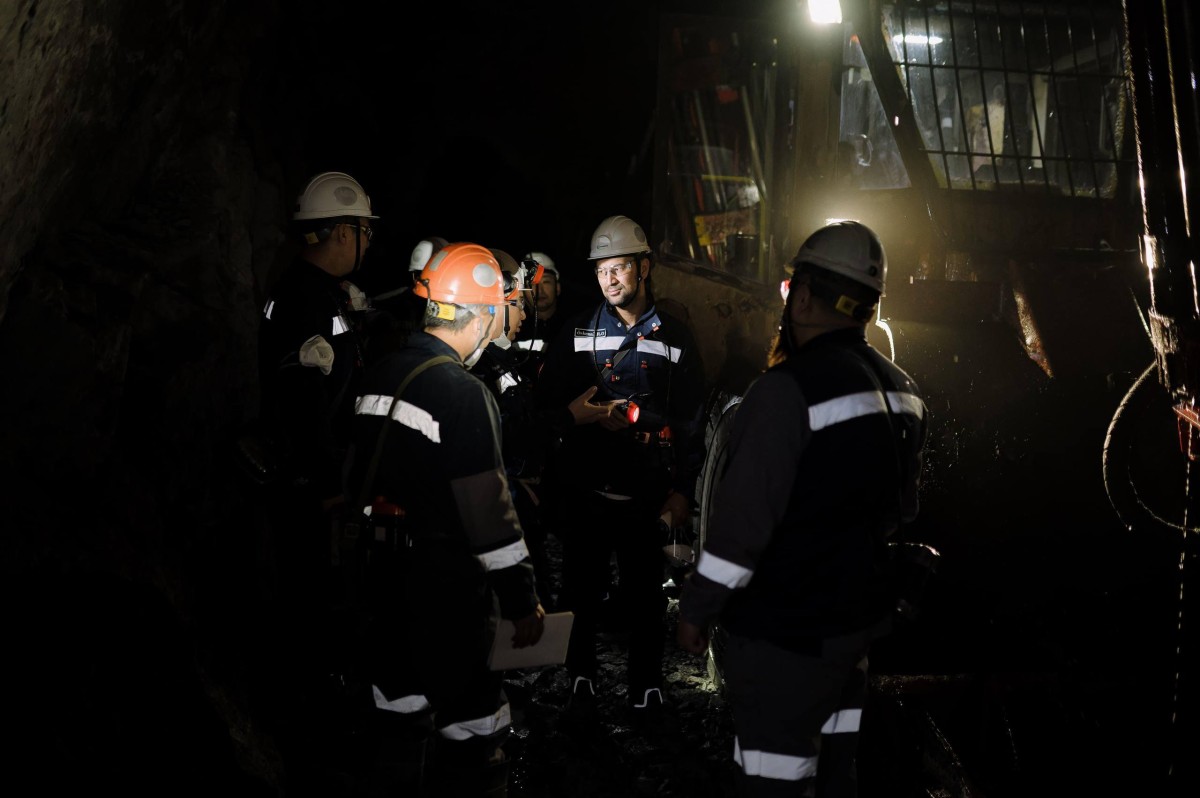 Өндірістік үдерістердің қазіргі жағдайы туралы кешенді түсінік қалыптастыруды мақсат тұтқан жұмыс сапарында жұмысшылардың еңбек жағдайынан бастап, кен өндіру мен байытуда қолданылатын технологиялық шешімдерге дейінгі мәселелер назарға алынды.