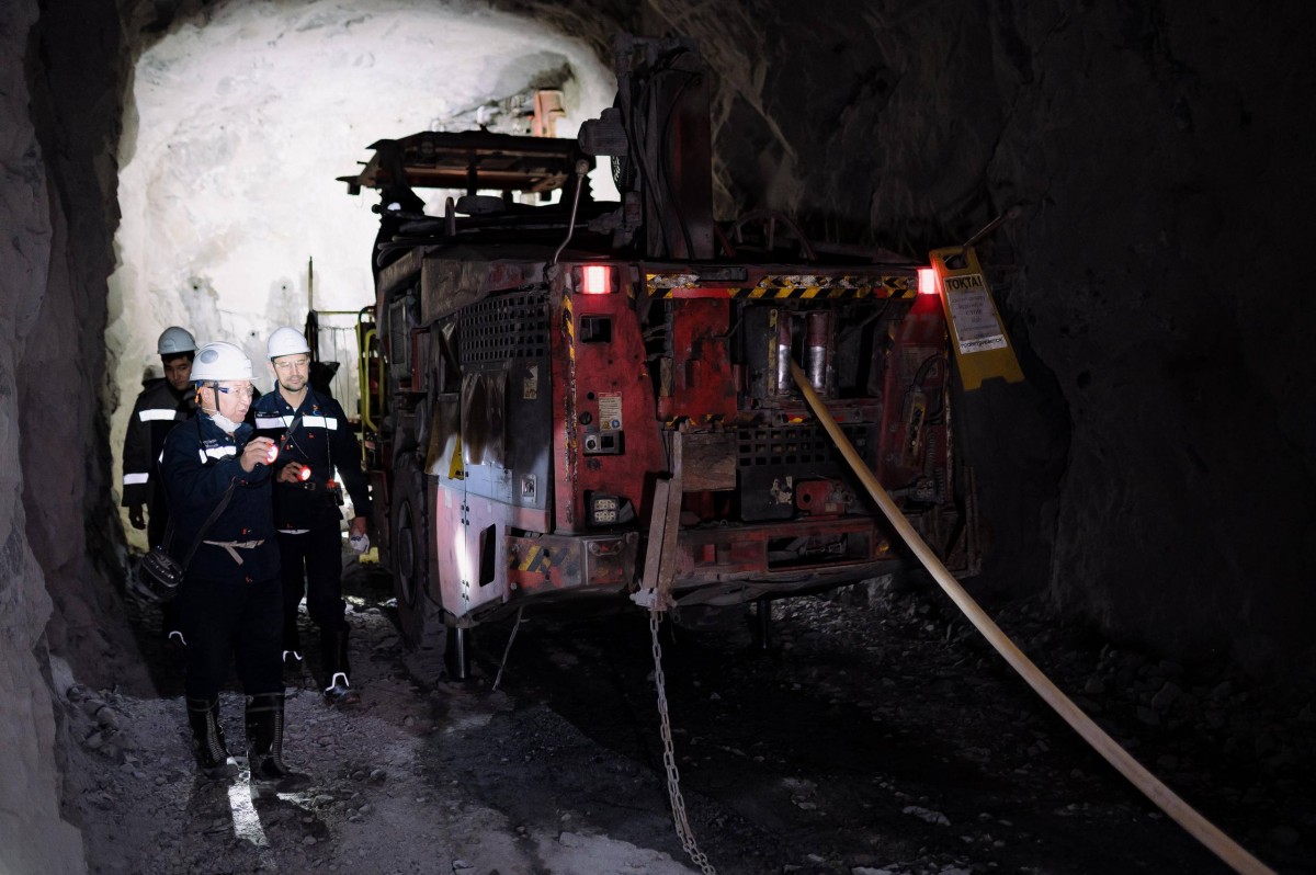 Байыту фабрикасында кен өңдеудің толық технологиялық тізбегі қарастырылып, жұмыс барысындағы ауытқуларды жедел анықтауға және технологиялық тәуекелдерді төмендетуге мүмкіндік беретін өндірістік үдерісті басқару мен мониторингтеу жүйесіне көңіл бөлінді.