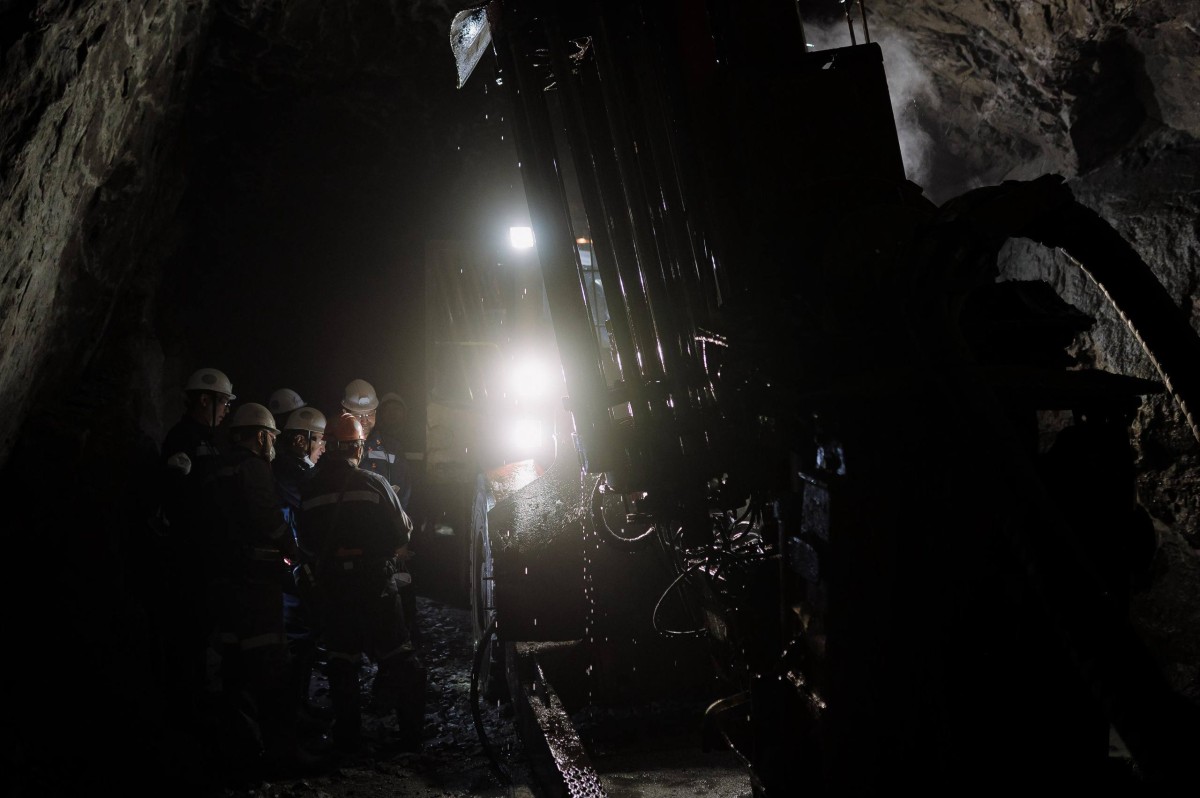 Жұмыскерлермен әңгімелесу барысында еңбекті қорғау және өнеркәсіптік қауіпсіздік талаптарын қатаң сақтау, сондай-ақ кеніш пен фабрика жабдықтарының техникалық, физикалық және моральдық жай-күйін сақтау мәселесі талқыланды.