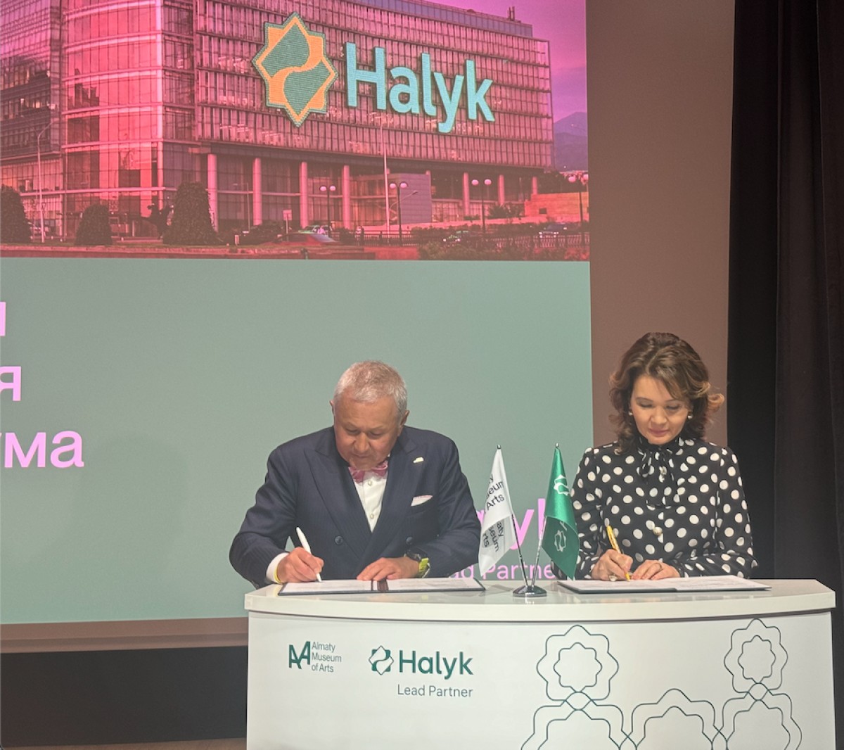 Almaty Museum of Arts пен Halyk Bank арасында Қазақстандағы заманауи өнерді дамытуға бағытталған стратегиялық серіктестік туралы меморандумға қол қойылды.