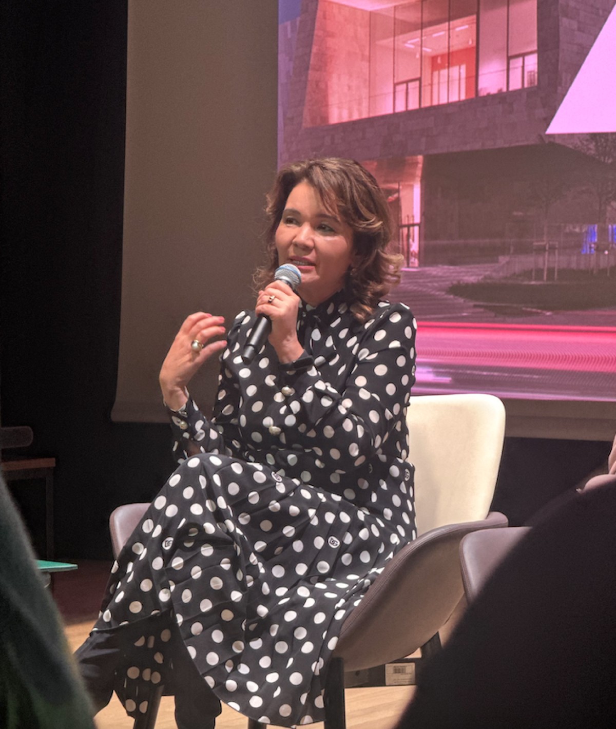 Ал Halyk Bank басқарма төрайымы Үміт Шаяхметова банк мәдениет пен білім саласына инвестиция салуды қоғам алдындағы жауапкершіліктің бір бөлігі ретінде қарайтынын айтты.