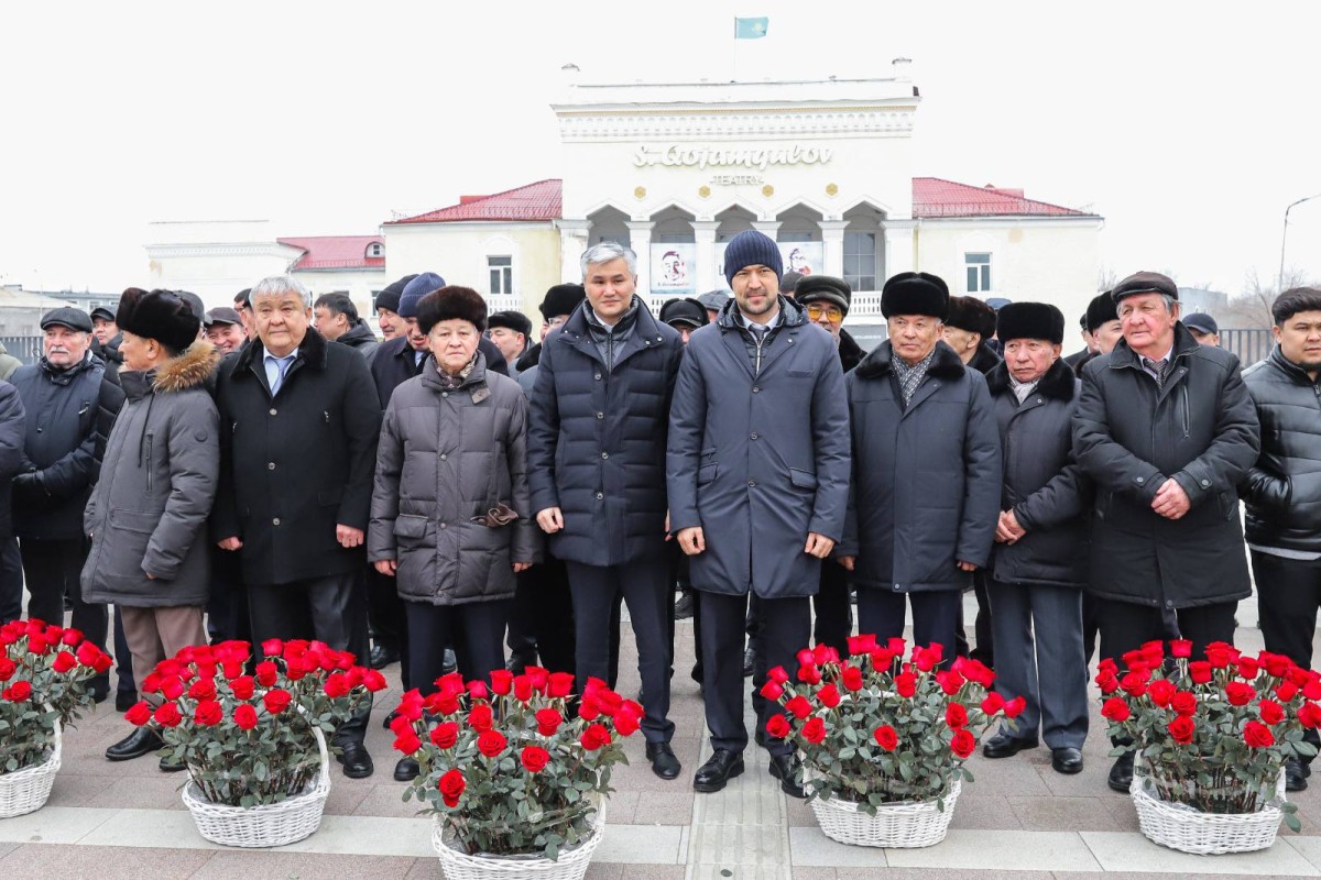 20 ақпанда өңірдің минералдық-шикізаттық базасын дамытудың негізін қалаған көрнекті ғалым Қаныш Сәтбаевтың ескерткішіне гүл шоқтарын қою рәсімі өтті. Ал С.Қожамқұлов атындағы Жезқазған қазақ музыкалық-драма театрында сала ардагерлері мен жұмыскерлерге құрмет көрсетілді.