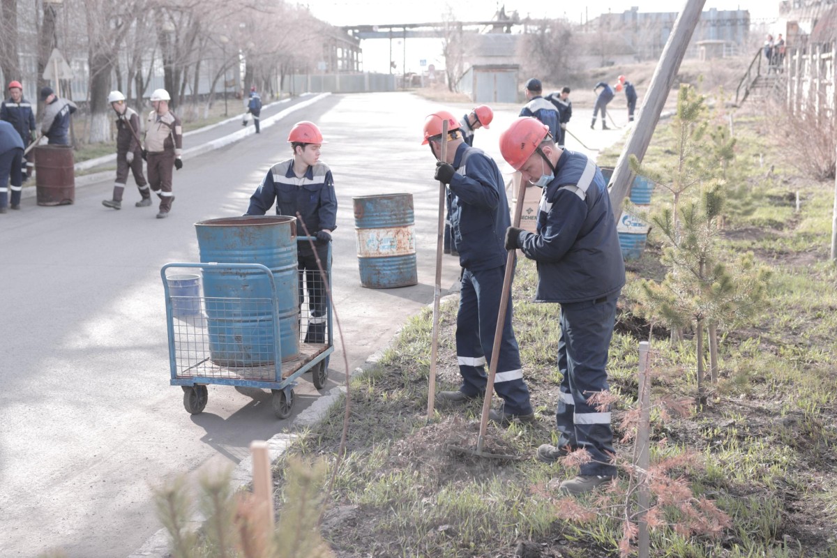 Акция аясында «Қазақмыс» қызметкерлері көшелерді, іргелес аумақтарды және қоғамдық кеңістіктерді тазалау жұмыстарына қатысуда.