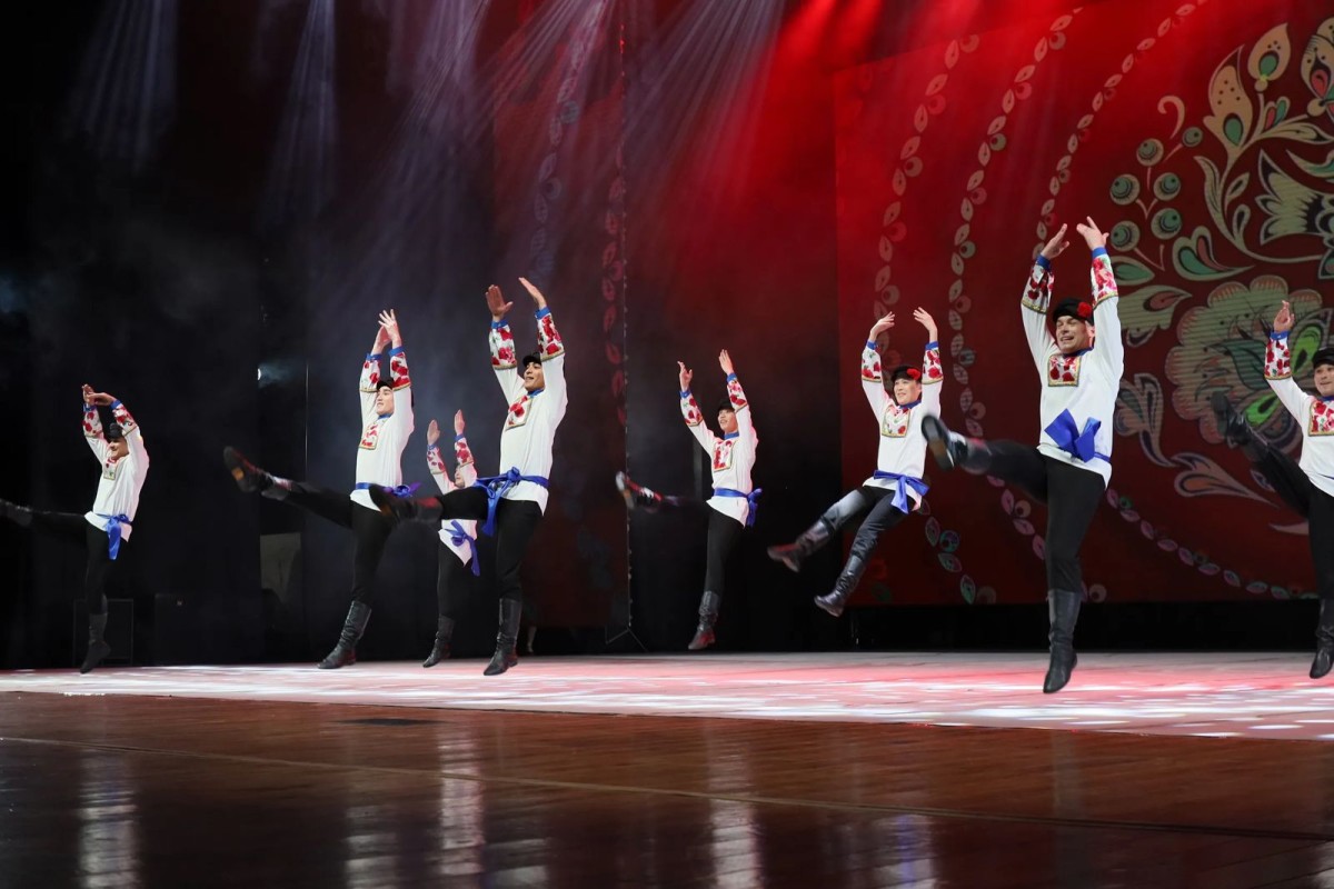 Мерейтойлық кеш бағдарламасында қазақтың ұлттық билерімен қатар, әлем халықтарының үздік хореографиялық би қойылымдары, атап айтқанда, орыс, ұйғыр, татар, кәріс, қытай, өзбек, тәжік, моңғол және тағы да басқа  этностардың билері сахналанып, әр халықтың өзіндік мәдениеті мен салт-дәстүрінің көркем бейнесі көрермен назарына ұсынылды