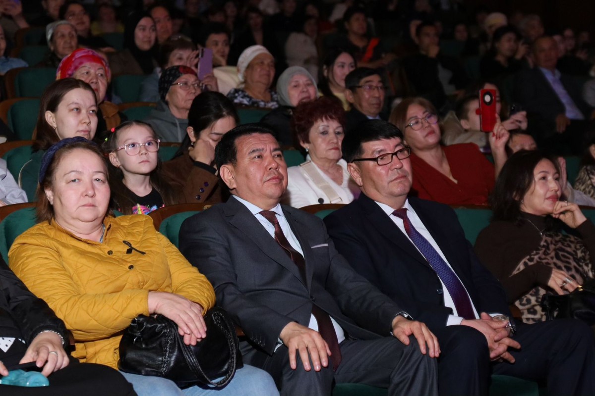 Марапатты Батыс Қазақстан облысы мәдениет, тілдерді дамыту және архив ісі басқармасы басшысының орынбасары Мұсаев Медғат Мұсаұлы табыс етті.