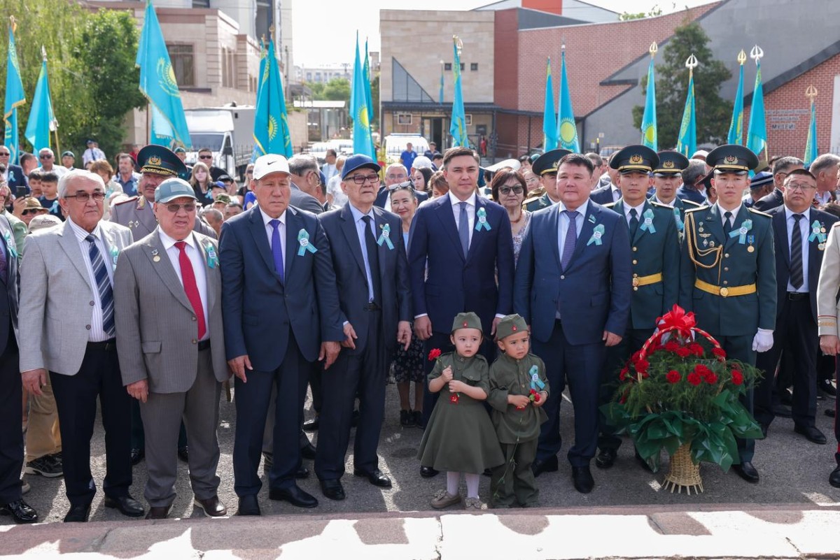 Салтанатты жиынға Шымкент қаласының әкімі, қалалық мәслихат төрағасы, ардагерлер мен қоғам өкілдері қатысып, Мәңгілік алауға гүл шоқтарын қойды. Сондай-ақ, қатысушылар «Жұлдыз» және «Ұшақ» ескерткіштеріне гүл шоқтарын қойып, «Даңқ» аллеясын аралады.